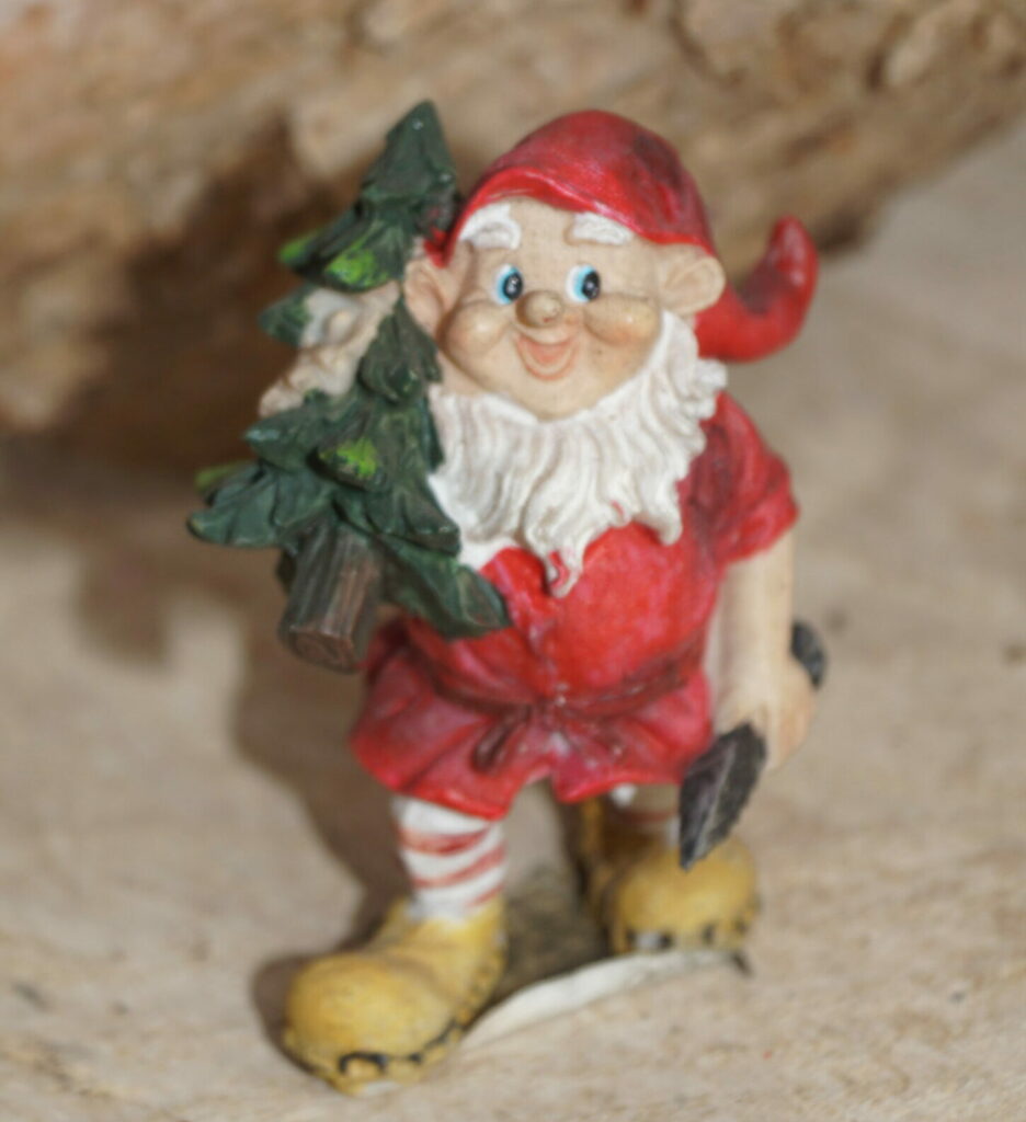 Jule Figur Nisse Med Sav Og Juletr Fuchsiahaven