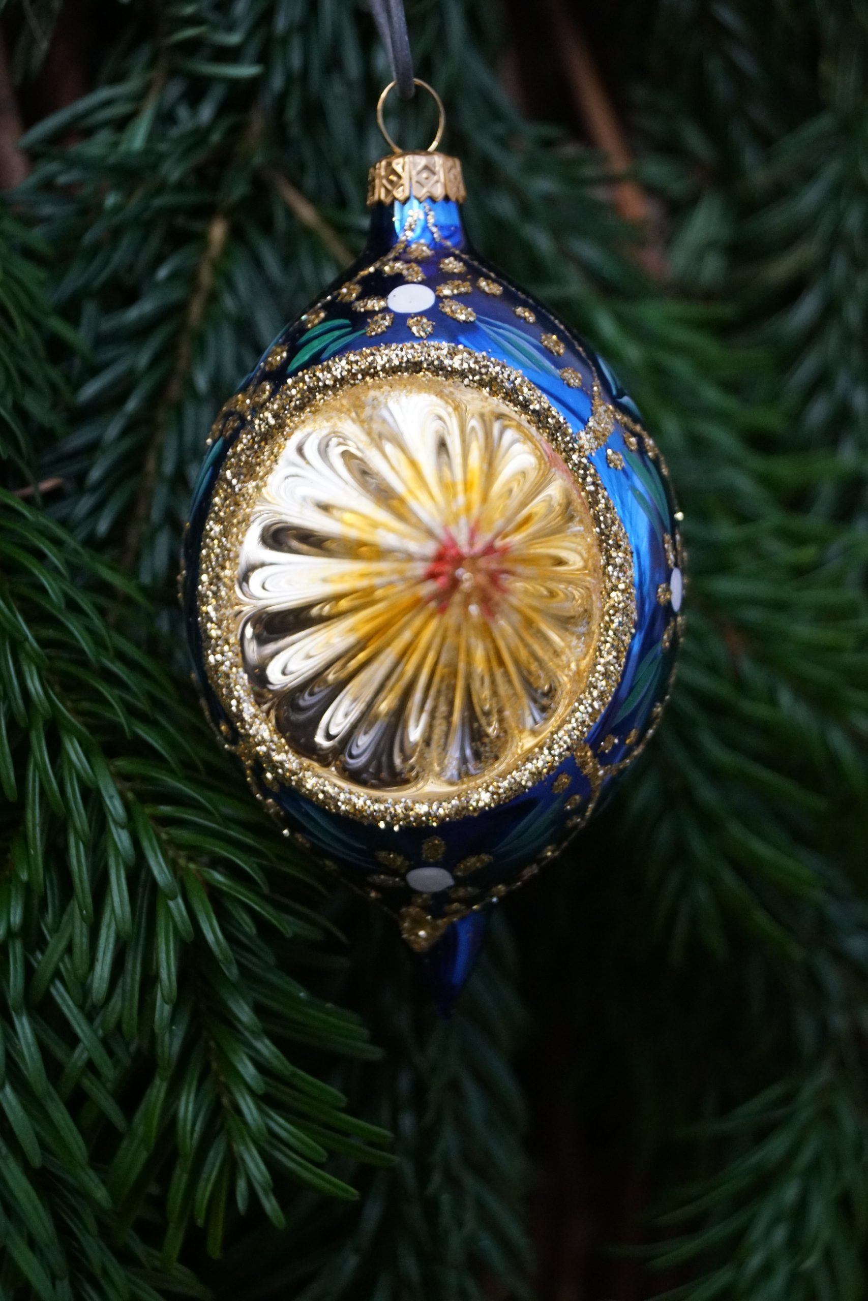 Julekugle 10 cm, Oval Blå med spejl og dekoreret med ornament
