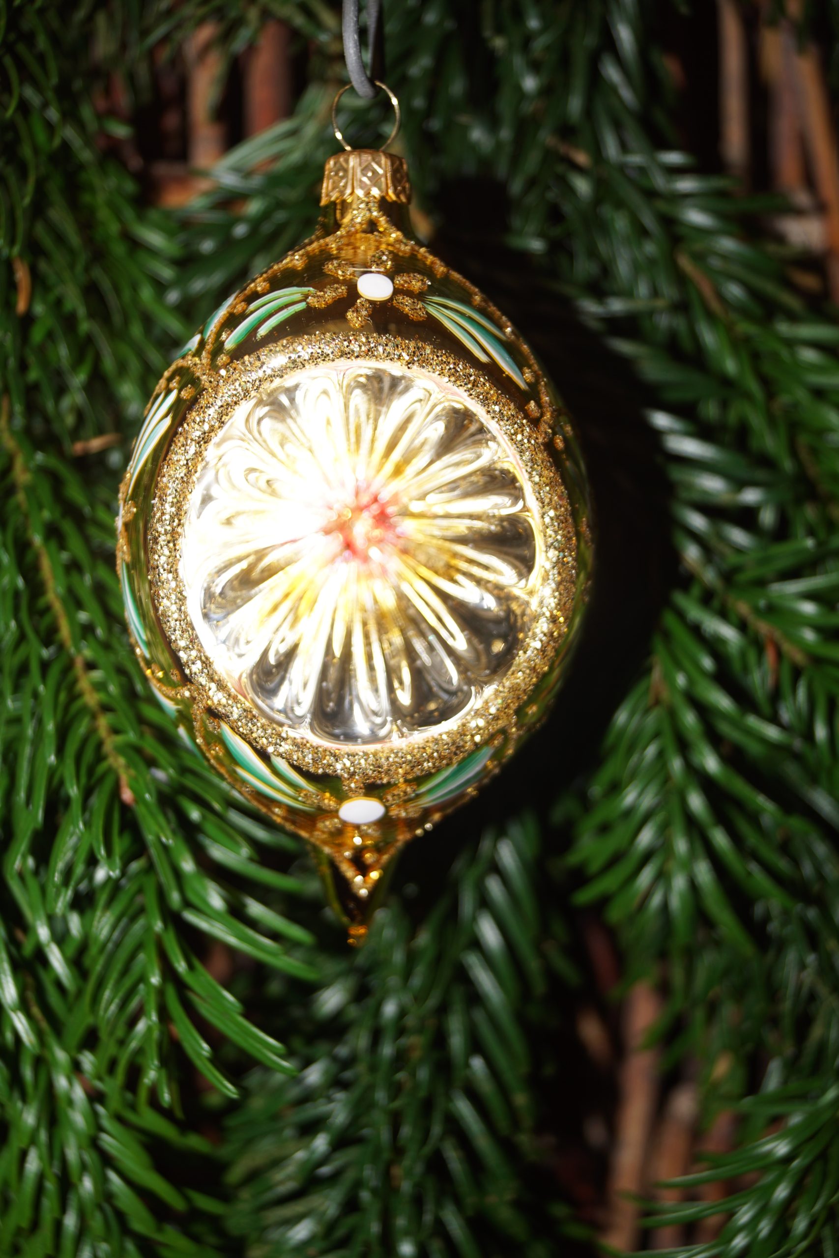 Julekugle 10 cm, Oval Guld med spejl og dekoreret med ornament