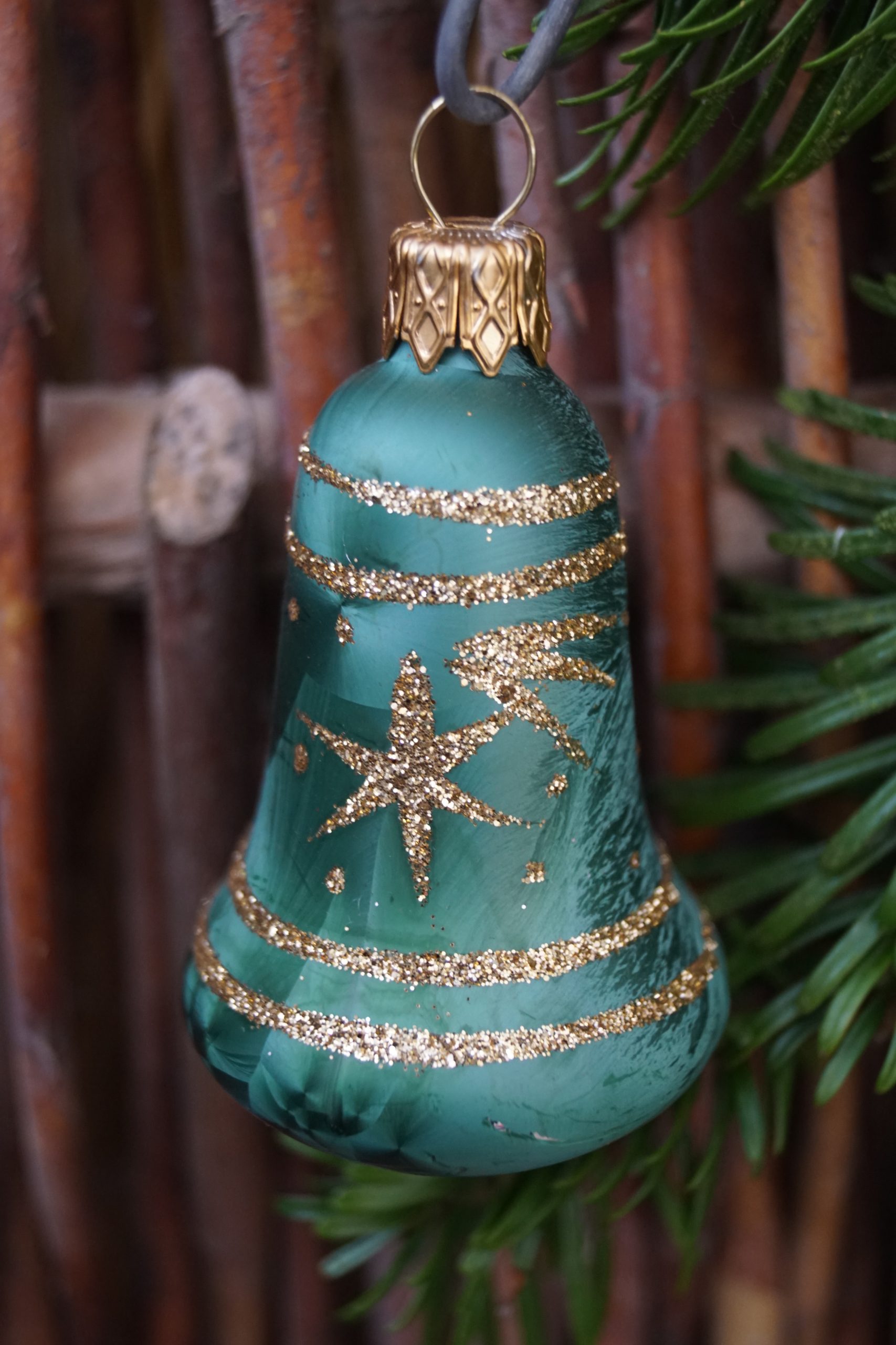 Julekugle 6 cm, Grøn klokke, med guld glitter stjerneskud