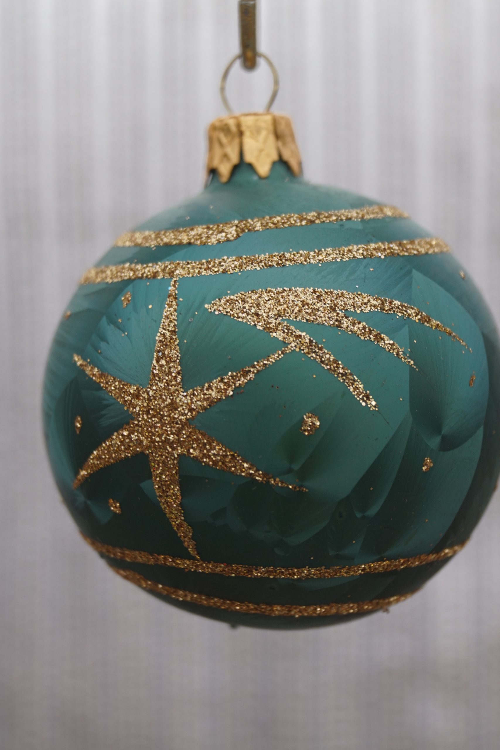 Julekugle 7 cm, Grøn med guld glitter stjerneskud