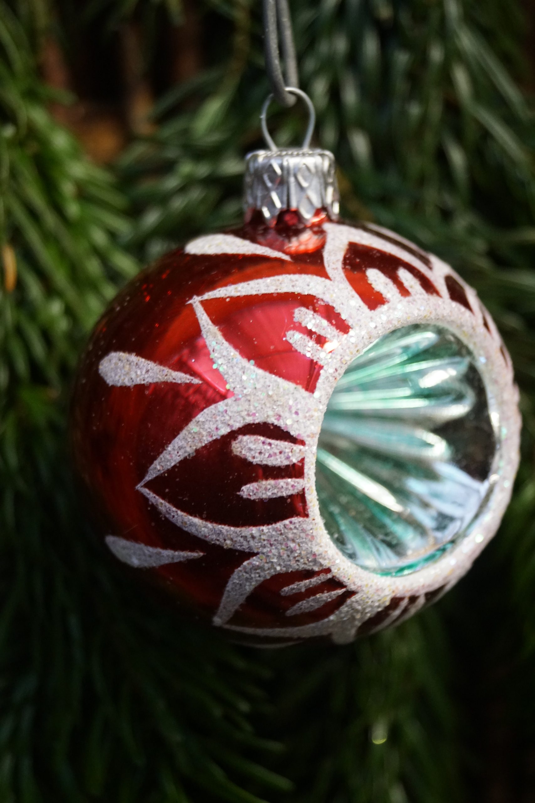 Julekugle 7 cm, Rød med blårød Spejl, dekoreret med sne