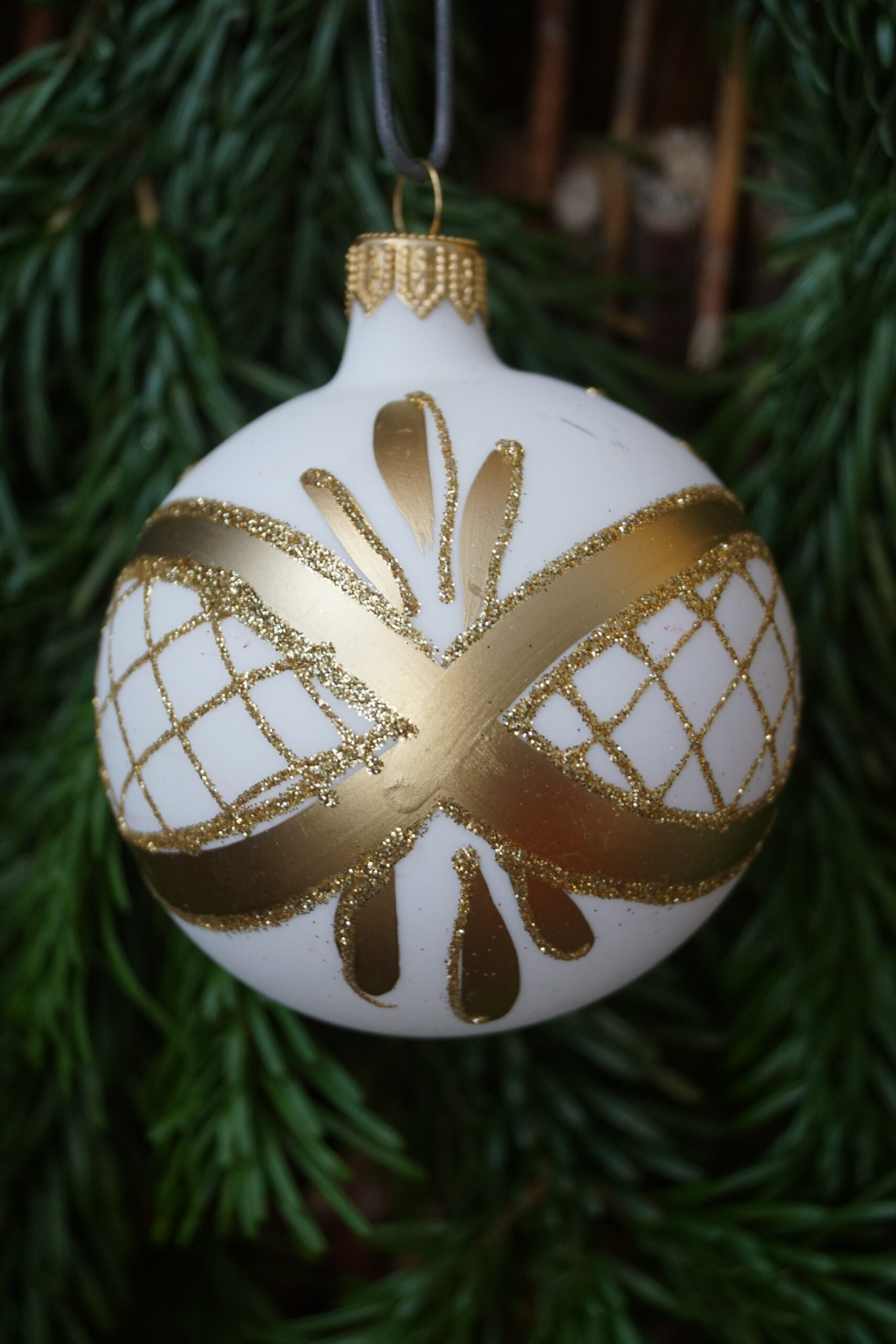Julekugle 8 cm, hvid dekoreret med guld