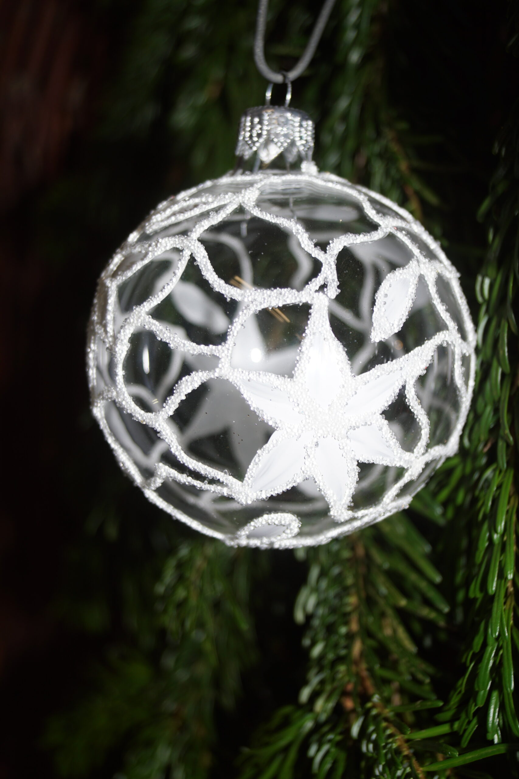 Julekugle 8 cm, klar glas dekoreret med sne ornament