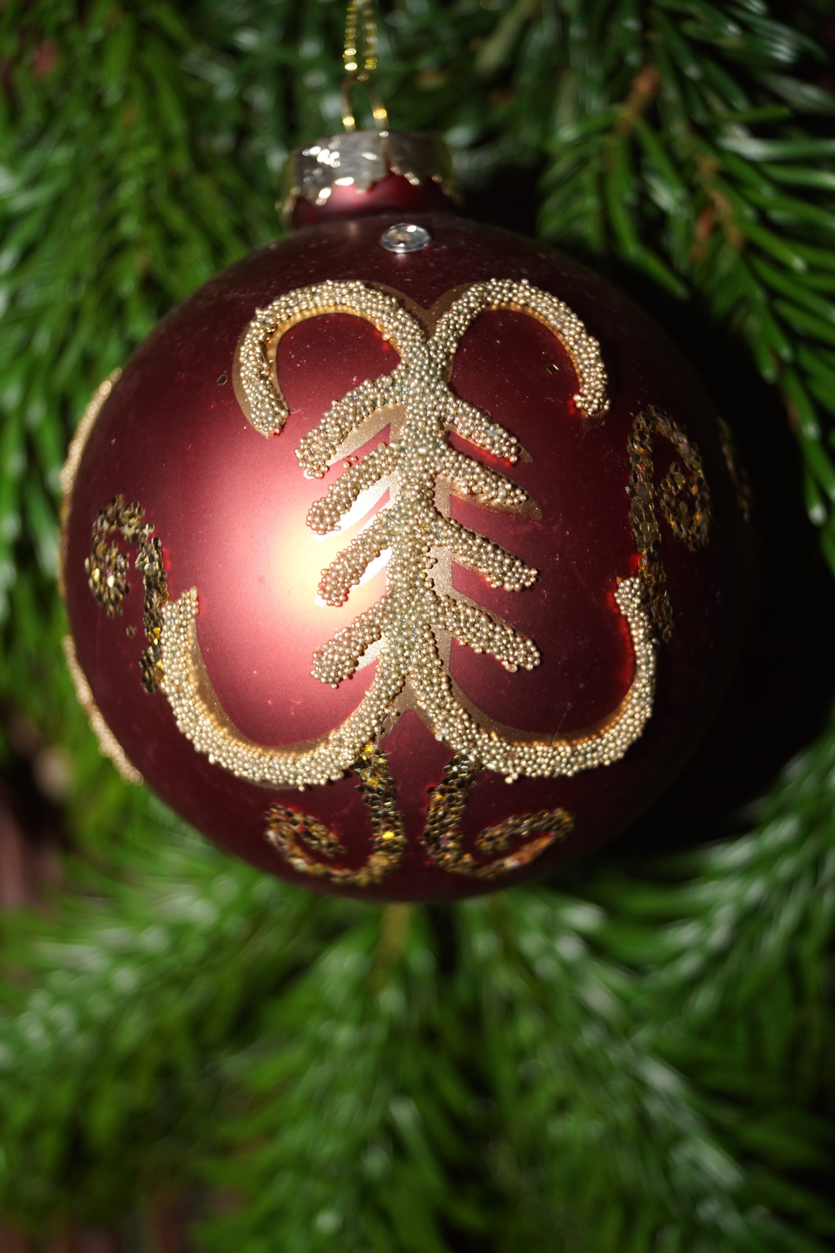 Julekugle 8 cm, Rød dekoreret med guld ornament