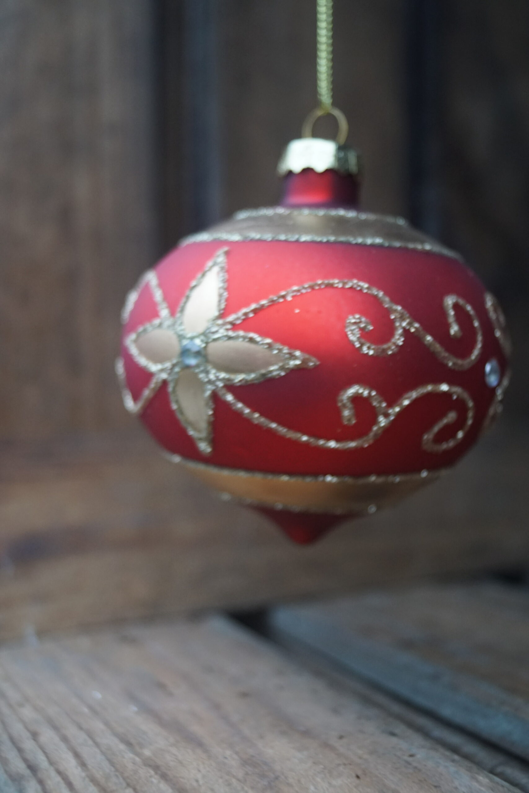 Julekugle 8 cm, Rød dekoreret med guld ornament, spids bund