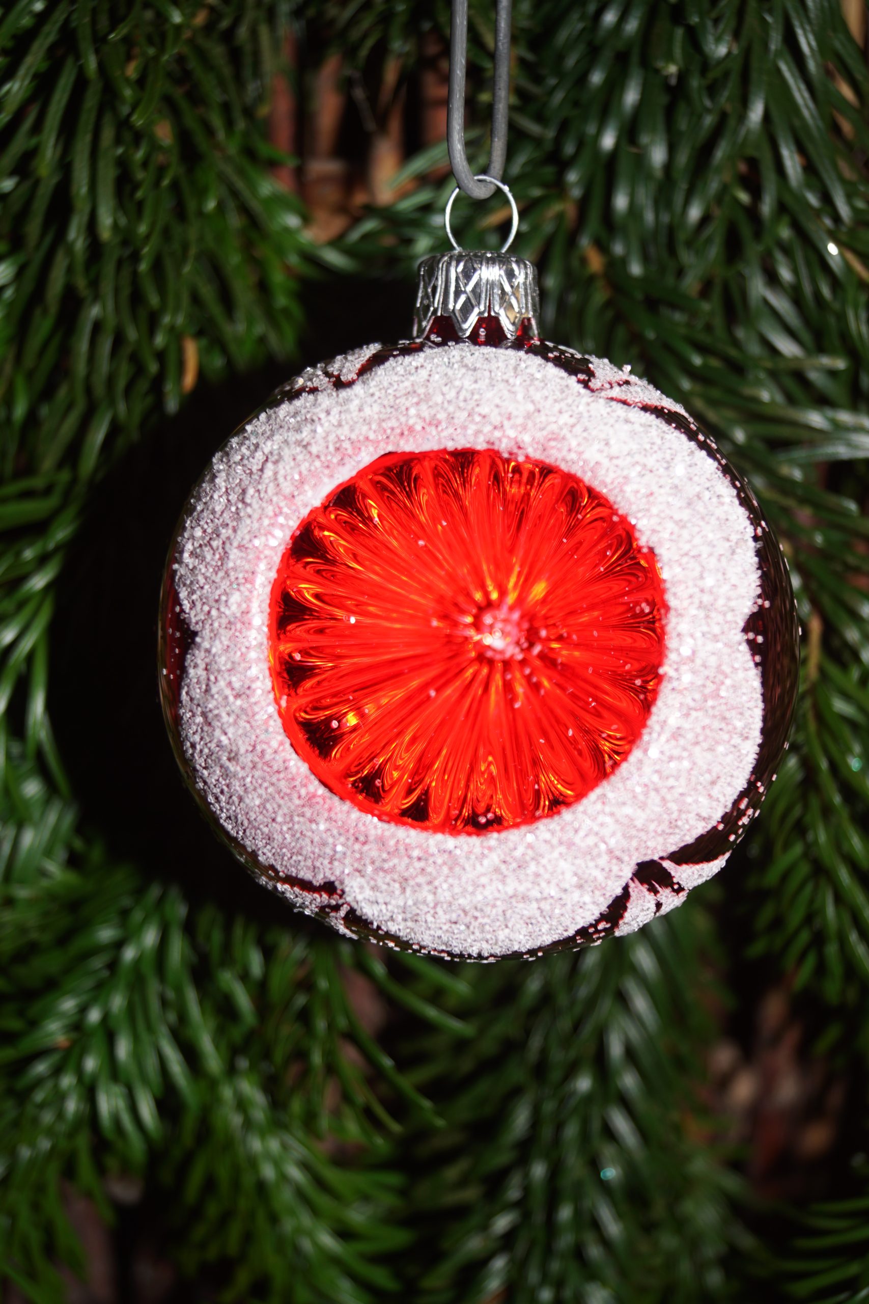 Julekugle 8 cm, Rød med Spejl, dekoreret med sne