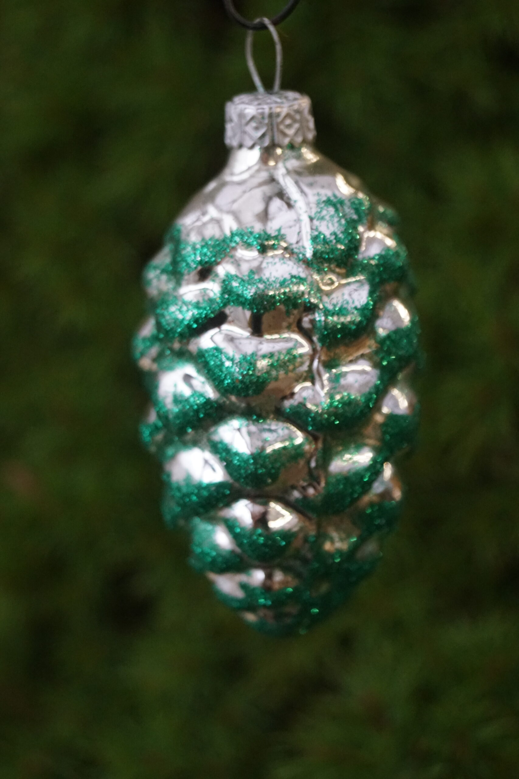 Julekugle Grankogle Sølv med Grønt Glitter 8 cm