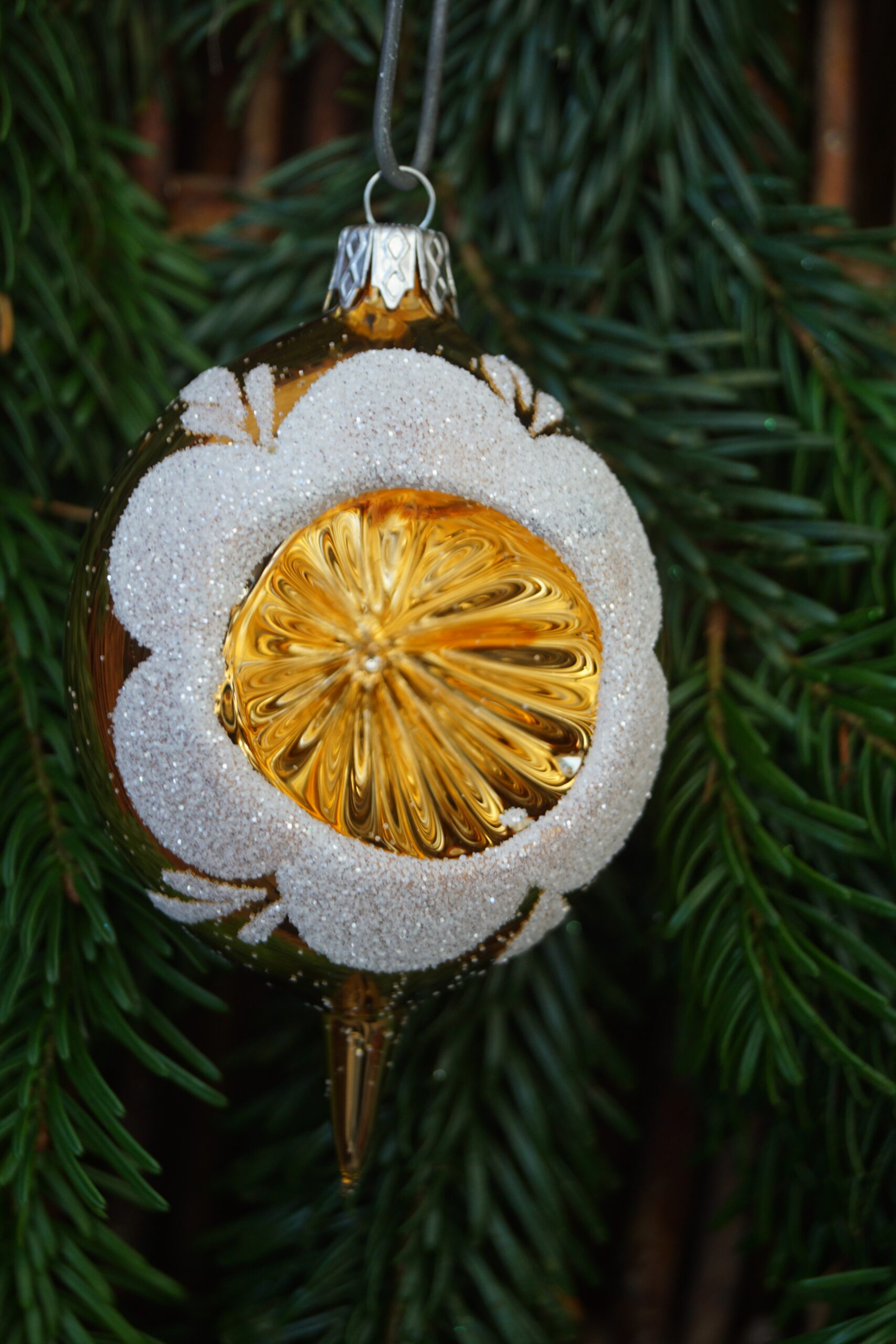Julekugle Guld med Spejl, Dekoreret med “sne”