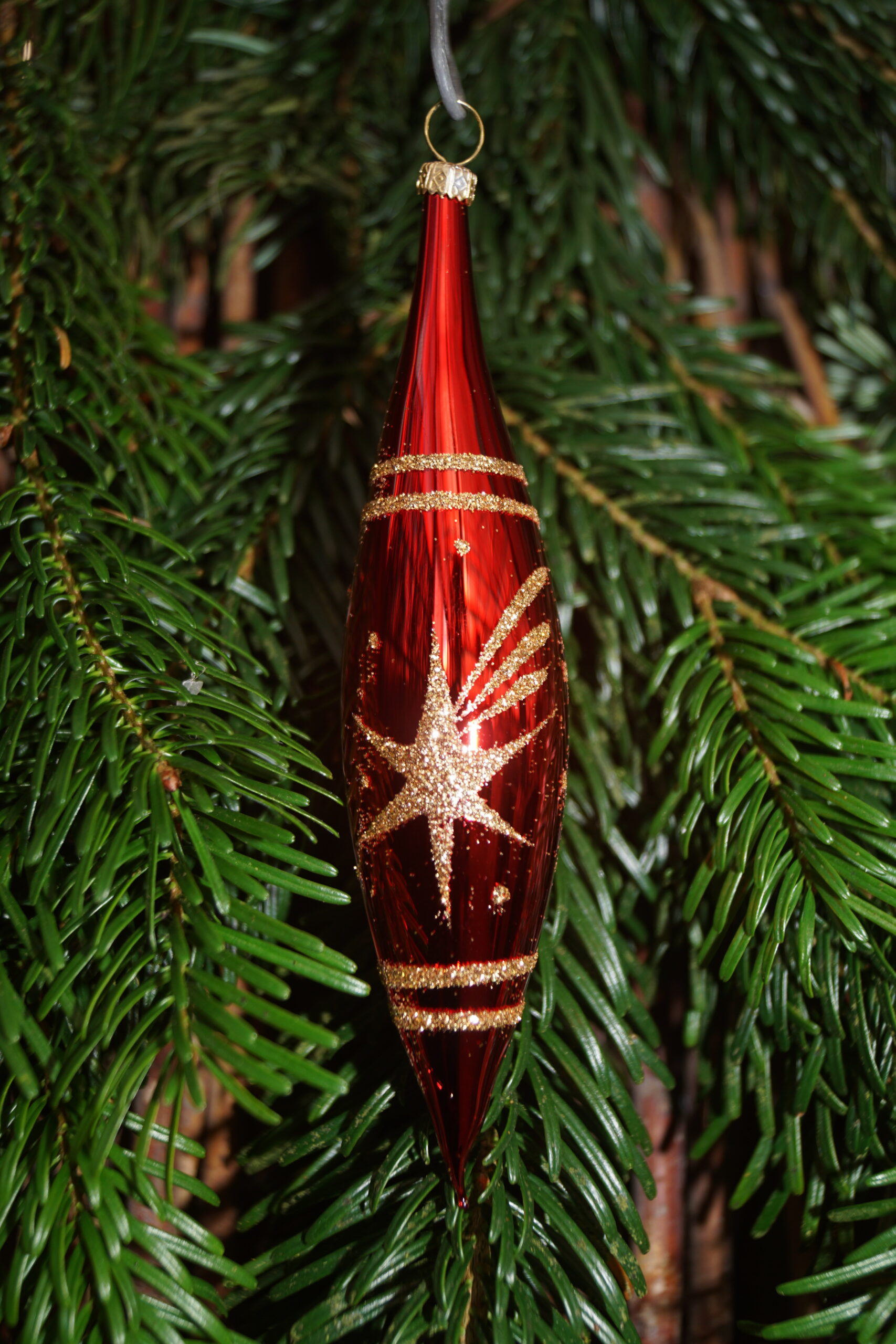 Julekugle Rød aflang, dekoreret med guld stjerneskud