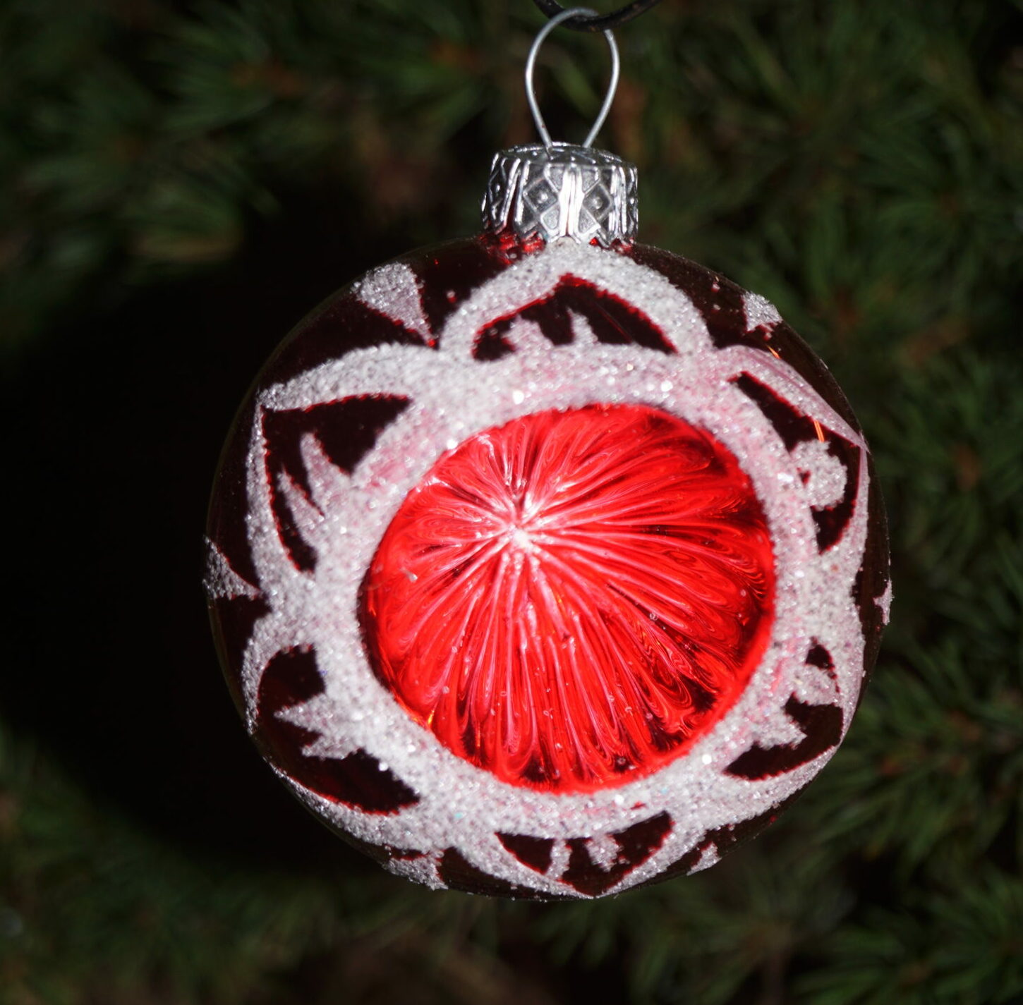 Julekugle, Rød dekoreret med sneglitter, med Rødt Spejl