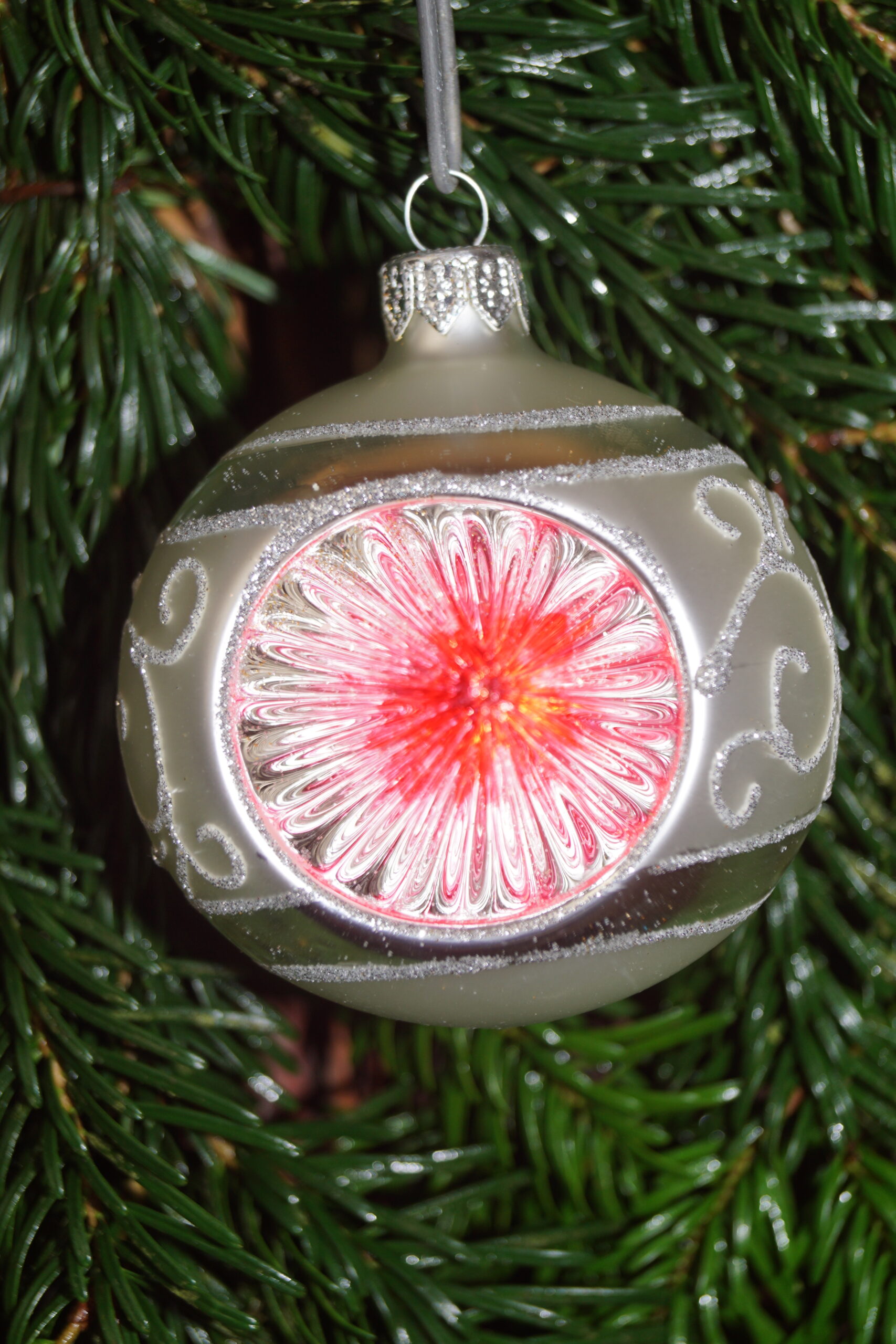 Julekugle Sølv med rødt Spejl, Dekoreret med Ornament