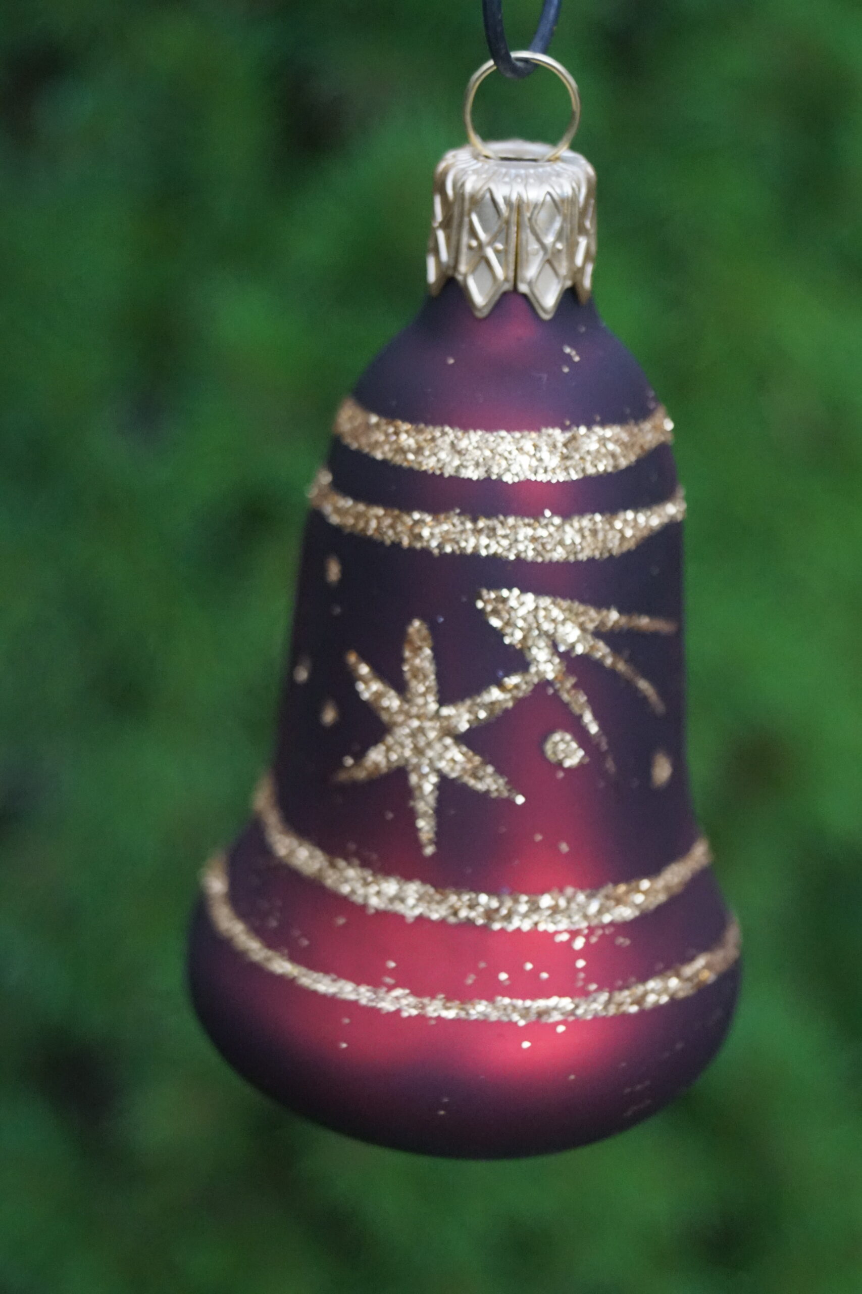Julekugle Rød-Bordeaux, dekoreret med guld stjerneskud Klokke 7 cm