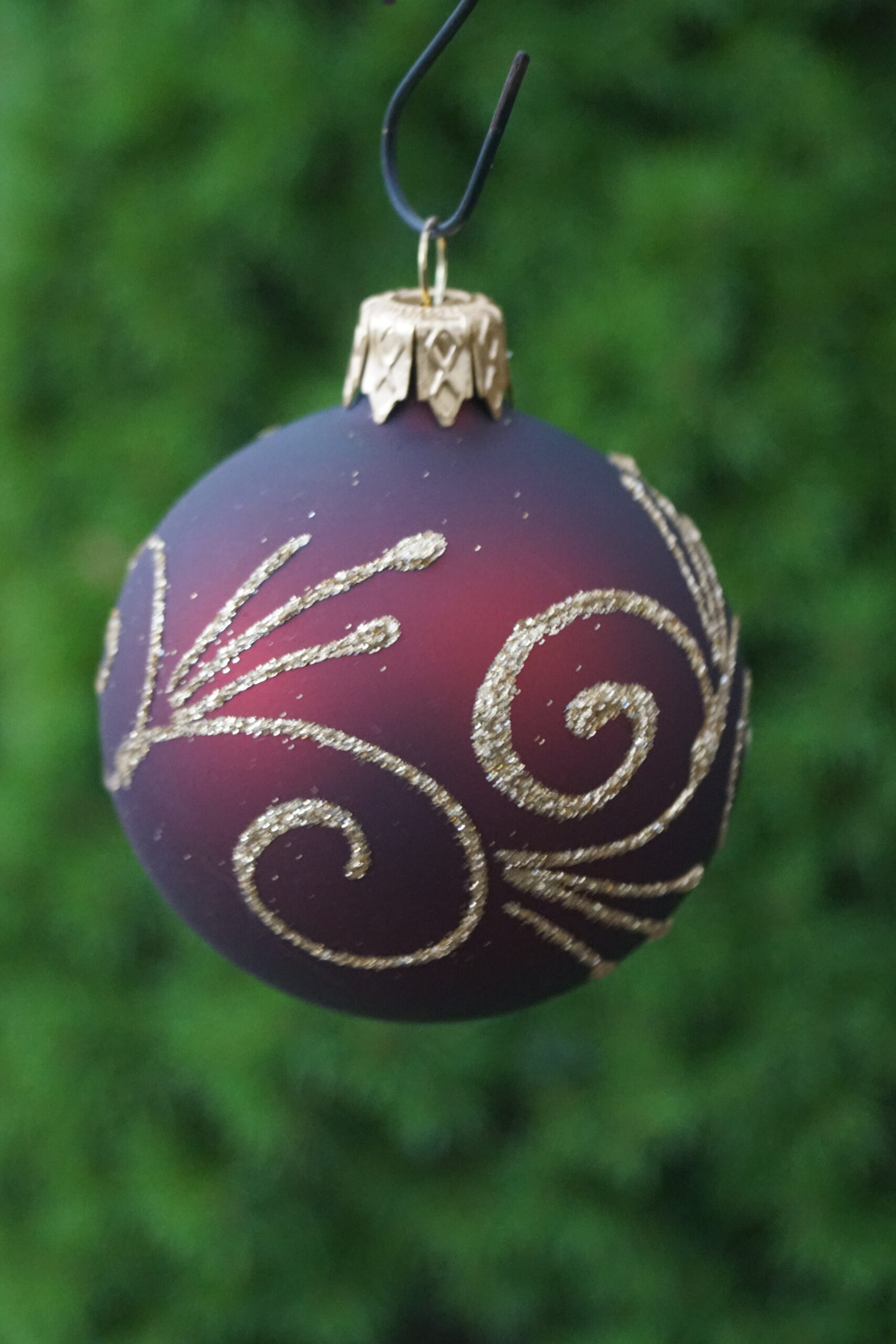 Julekugle Rød-Bordeaux, dekoreret med guld ornament 6 cm