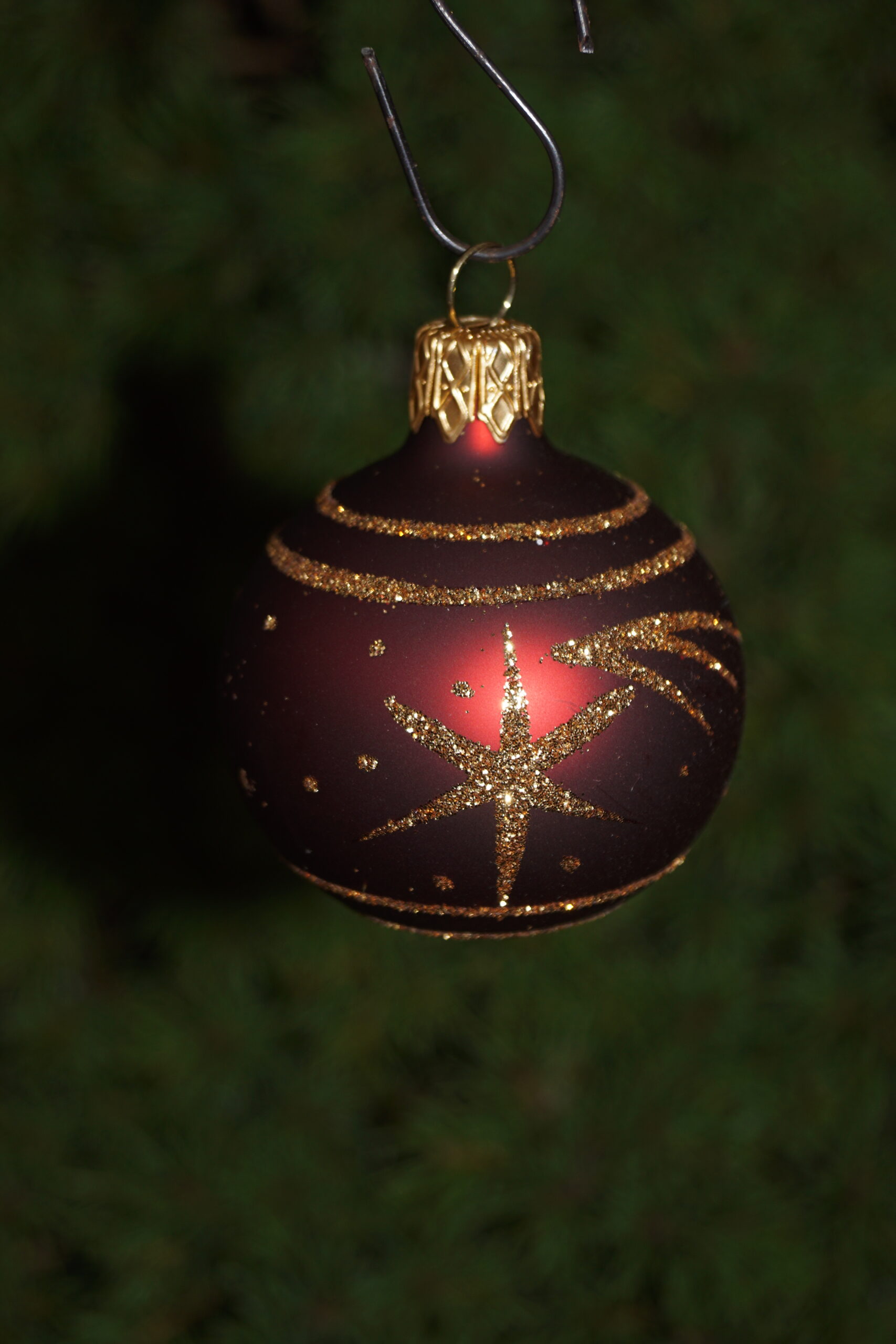 Julekugle Rød-Bordeaux, dekoreret med guld stjerneskud 5 cm